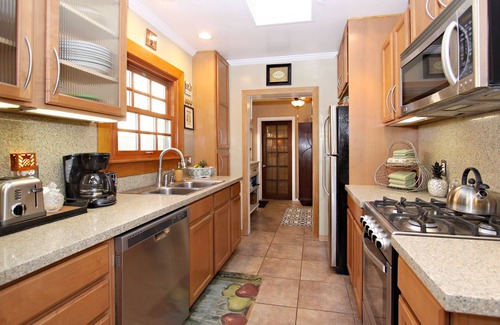 Old Towne House | 🍍2 Bed “PINEAPPLE BUNGALOW” 🌀Steps to Ocean & Main St.🌀 Relax @ the Ocean 🌊🏖️