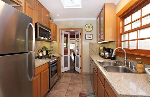 Old Towne House | 🍍2 Bed “PINEAPPLE BUNGALOW” 🌀Steps to Ocean & Main St.🌀 Relax @ the Ocean 🌊🏖️