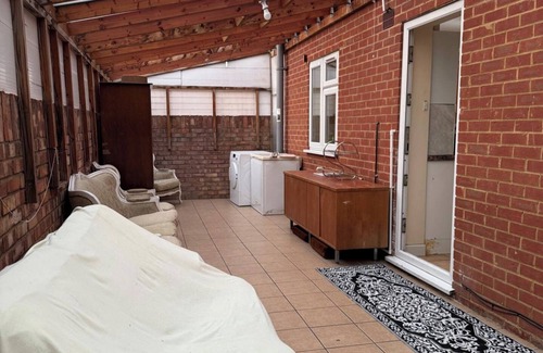 London Borough of Hounslow Apartment | 2 bed-Sleeps 4-Private Patio-Pets-Near Heathrow