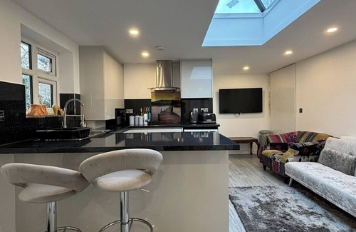 Lacey Green House | 2 Bed-Sleeps 5-Free Parking-Pet Friendly