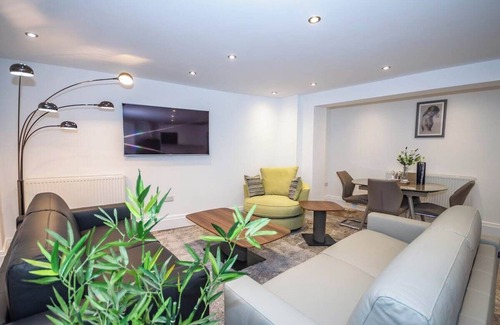 Plymouth House | 2 Bed - The Sandringham Suite by Smart Welcomes