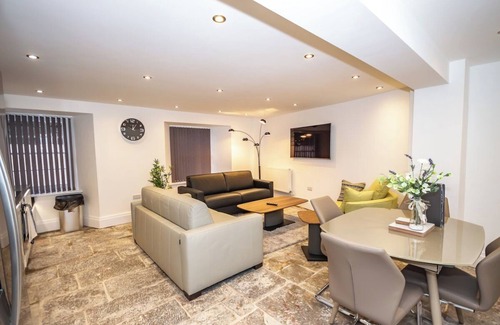 Plymouth House | 2 Bed - The Sandringham Suite by Smart Welcomes