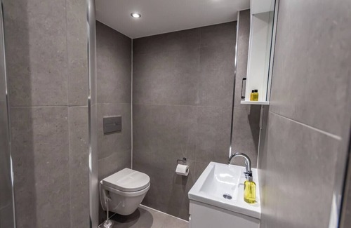 Plymouth House | 2 Bed - The Sandringham Suite by Smart Welcomes