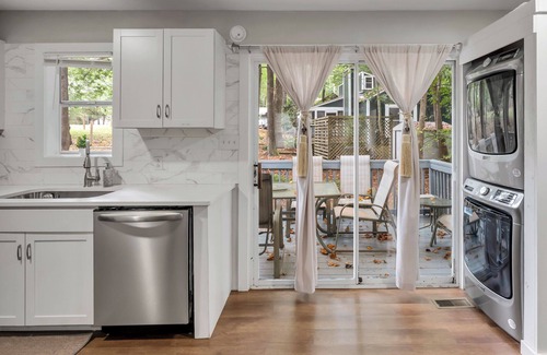 Bynum House | 2 BED, Tv, Moroccan Style, kids essentials, Walk to Golf, close to shopping