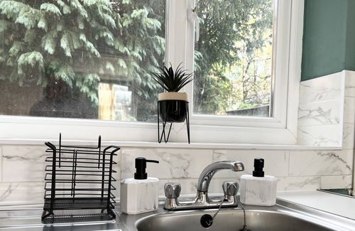 Seisdon House | 2 Bed with Parking Close to NEC/Airport