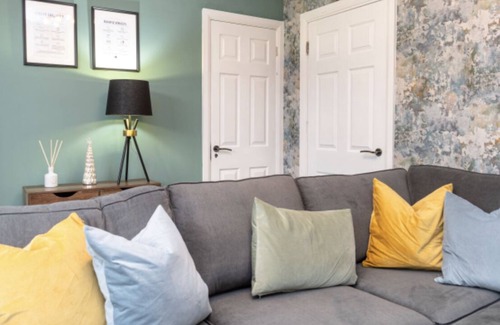 Seisdon House | 2 Bed with Parking Close to NEC/Airport