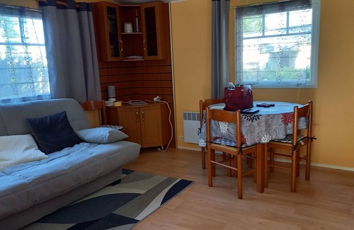 Sainte-Eulalie-en-Born House | 2 Bedroom Mobile Home in Sainte-Eulalie-en-Born