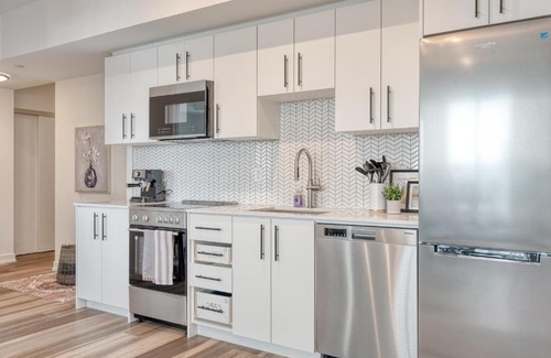 Kitchener Apartment | 2 Bedroom, 2 Bath Stunning Condo - heart of Kitchener Downtown