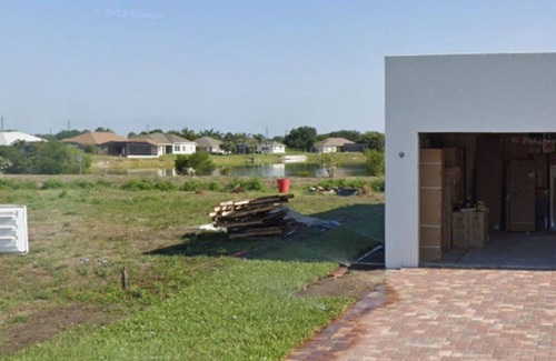Englewood East House | 2 bedroom 2 bathroom duplex 15 minutes away from the beach