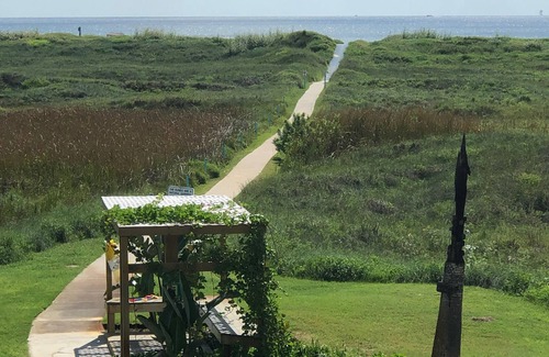 Port Aransas Condo | 2 bedroom 2 bathroom condo at Sea Isle Village with beach access and gulf view.