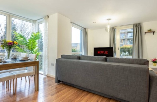 London Borough of Hounslow Apartment | 2 Bedroom 2 Bathroom Bright Modern Apartment Free Parking & Free Gym Access WiFi