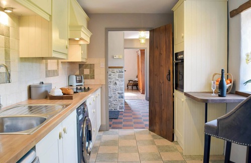 Carmarthen Cottage | 2 bedroom accommodation in Bronwydd Arms