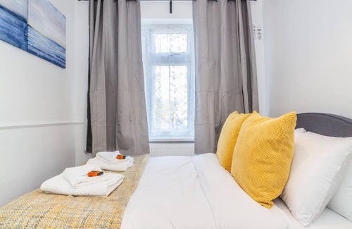Enfield Highway Apartment | 2-Bedroom Apartment in Greater London: Explore and Relax