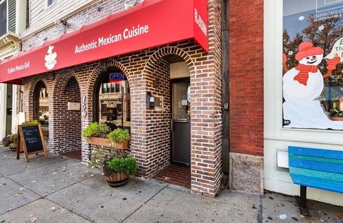 Beverly Apartment | 2 Bedroom Apartment Downtown Beverly~8 Mins to Salem~King Beds