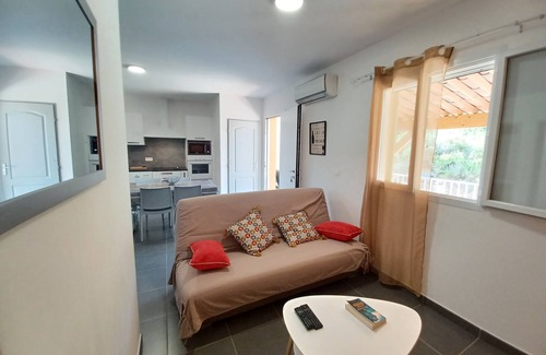 Galeria Apartment | 2-bedroom apartment heated pool wifi air conditioning 7 min beach and 1 min river