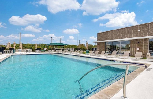 Oak Cliff Apartment | 2-bedroom apartment in nice Dallas with fitness room, AC