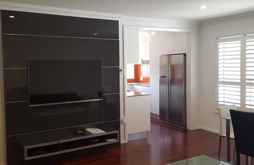 The Hill Apartment | 2 Bedroom apartment - sleeps 4 - walk to cafes & beaches
