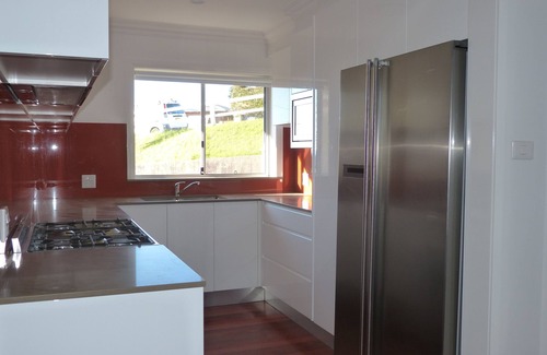 The Hill Apartment | 2 Bedroom apartment - sleeps 4 - walk to cafes & beaches