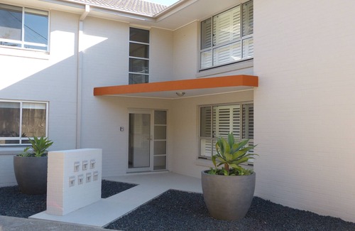 The Hill Apartment | 2 Bedroom apartment - sleeps 4 - walk to cafes & beaches