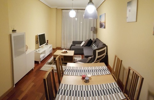 La Corredoria y Ventanielles Apartment | 2 bedroom apartment with parking and WiFi. Next to the Hospital (HUCA).