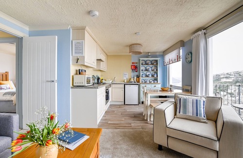 West Looe Apartment | 2 bedroom apartment with balcony, panoramic sea views, outisde space and parking