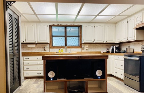 Mena House | 2 Bedroom Artist Bungalow in a quiet neighborhood.