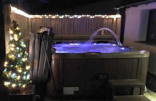 Broadwoodkelly House | 2 Bedroom Barn Sleeps 4 -Hot Tub -Barbeque