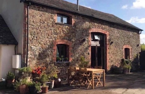 Broadwoodkelly House | 2 Bedroom Barn Sleeps 4 -Hot Tub -Barbeque