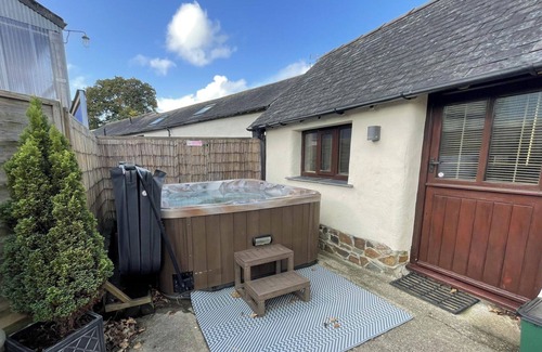 Broadwoodkelly House | 2 Bedroom Barn Sleeps 4 -Hot Tub -Barbeque