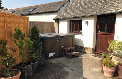 Broadwoodkelly House | 2 Bedroom Barn Sleeps 4 -Hot Tub -Barbeque