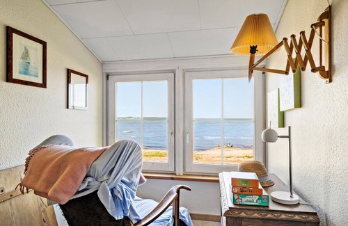 Grønninghoved Strand House | 2 bedroom beautiful home in Sjølund