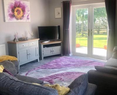 Forsbrook House | 2 bedroom bungalow, 15 minutes to Alton Towers, dog friendly