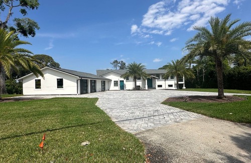 Orlando House | 2-bedroom bungalow with WiFi, AC in welcoming Central/Universal Orlando area.