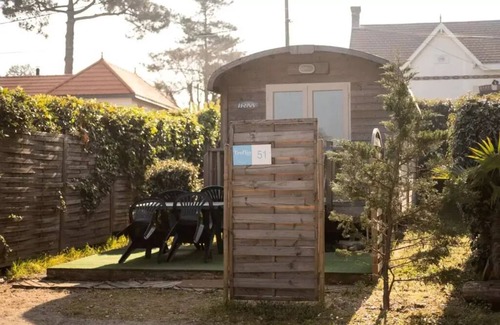 Saint-Michel-Chef-Chef Cabin | 2-bedroom caravan sleeps 4