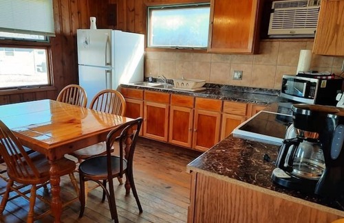 Marblehead House | 2 Bedroom Cottage 100 yards to water. Dock & Ramp.