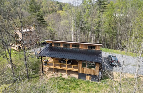 Marshall Cabin | 2-bedroom cabin with WiFi, AC, gated porch, in tranquil Marshall
