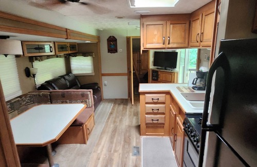 Wisconsin Dells RV Rental | 2-bedroom camper w Br/Ac + access to Happy Place Fish Farm utilities/recreation.