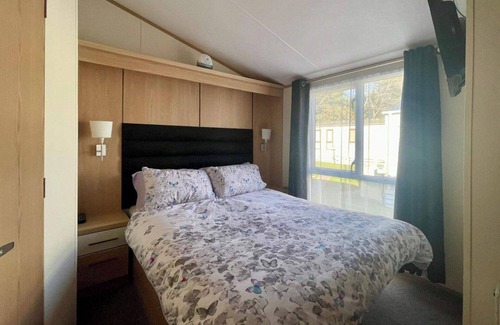 Ampney Crucis Cabin | 2 Bedroom Caravan - Lakeside, Wifi, Parking
