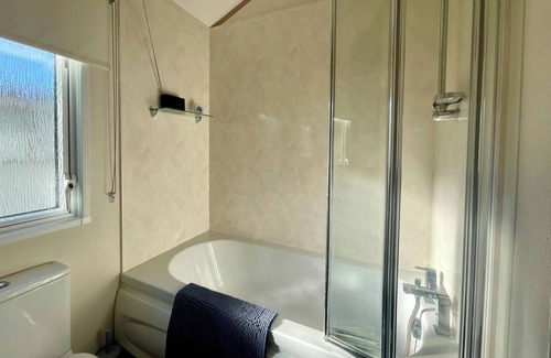 Ampney Crucis Cabin | 2 Bedroom Caravan - Lakeside, Wifi, Parking