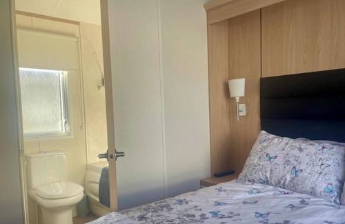 Ampney Crucis Cabin | 2 Bedroom Caravan - Lakeside, Wifi, Parking