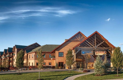Lake Delton Condo | 2 Bedroom Condo w/Kitchen, Sleeps 8, Glacier Canyon Lodge, w/Waterpark Passes!