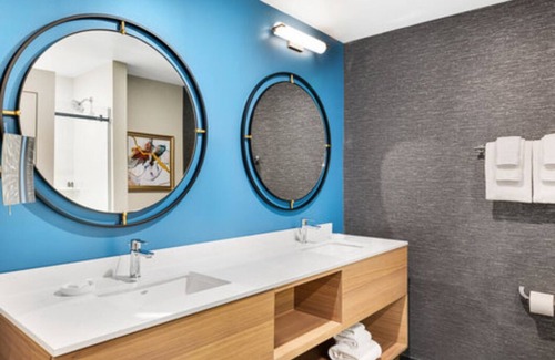 Downtown Atlanta Resort | 2 Bedroom Deluxe Condo, Sleeps 8, Full Kitchen, Centennial Park, Wyndham Atlanta