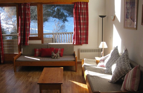 La Perriere Apartment | 2 Bedroom Duplex Apartment With South Facing Balcony, Ski In/Out. Free Wifi.