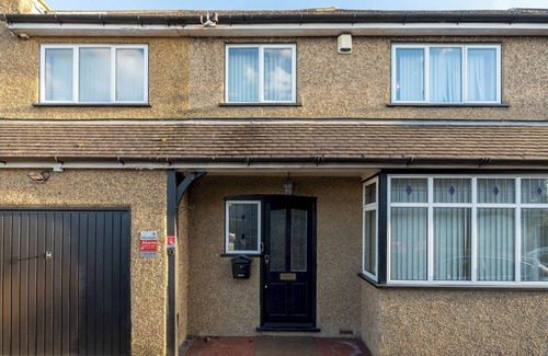 Watford House | 2 Bedroom Family Friendly Central Home | Pass the Keys