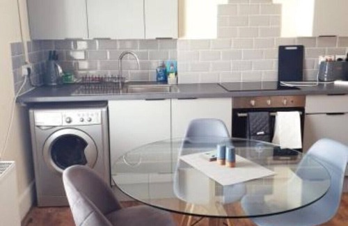 Gravesend Apartment | 2 Bedroom Flat 2 Min Walk to Station & Town Centre