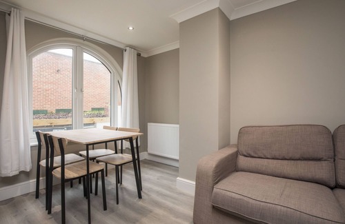 Grove House | 2 Bedroom Riverside Flat In Kingston , 1B