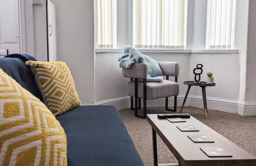 Heywood House | 2-Bedroom House | Free Parking