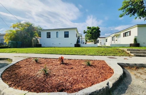 Coral Way House | 2 bedroom home near Kaseya Center/Beaches/Downtown Miami/Port n