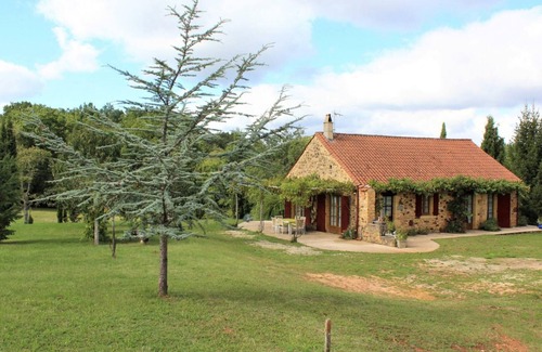 Mazeyrolles Cottage | 2-Bedroom House with Garden, Pet-Friendly, Parking, WiFi in Mazeyrolles