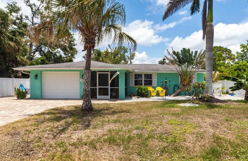 South Venice House | 2-bedroom house with a beautiful Tiki Hut Hot Tub in the Shark Tooth Capital USA